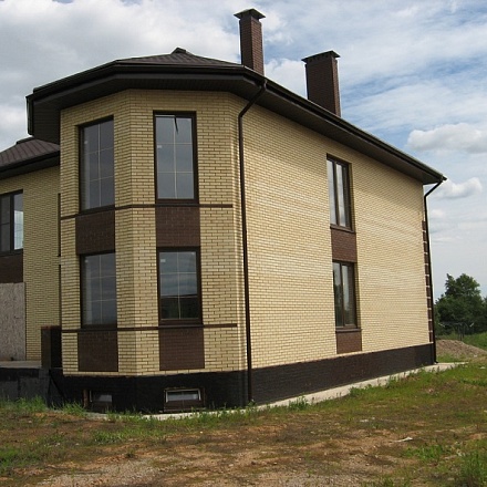 Дом 490 кв. м. в деревне Рыбаки на берегу озера Круглое