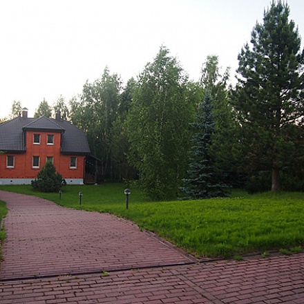 Продается усадьба общей площадью 880 кв. м на 45 сотках. Новорижское шоссе 30 км. от МКАД.