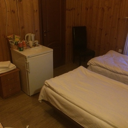 Маленький и уютный двухместный номер со всеми удобствами в комнате.